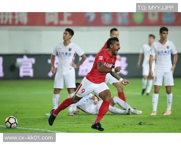 2018年广州恒大与上海上港激战五冠之争的精彩回顾与分析